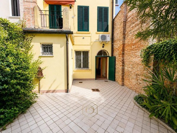 casa indipendente in vendita a Ferrara in zona Centro Storico