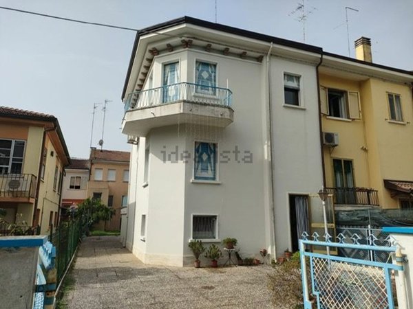 casa indipendente in vendita a Ferrara