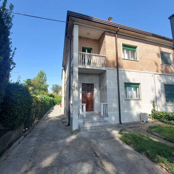 casa indipendente in vendita a Ferrara