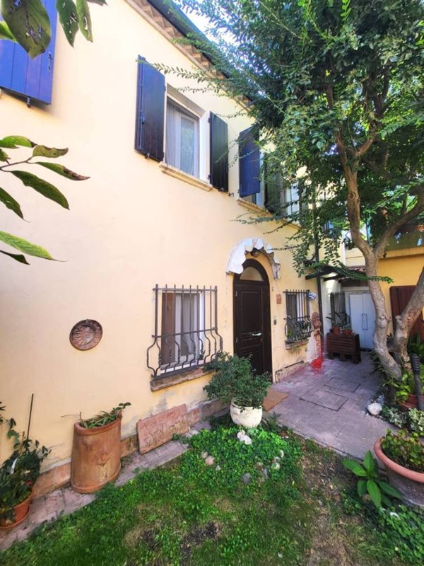 casa indipendente in vendita a Ferrara in zona Centro Storico