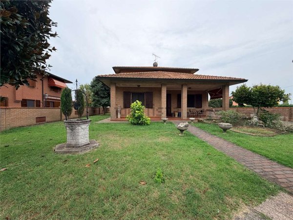 casa indipendente in vendita a Ferrara in zona Correggio