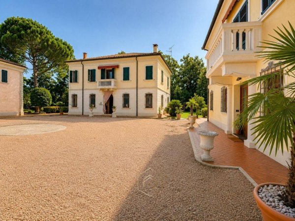 casa indipendente in vendita a Ferrara