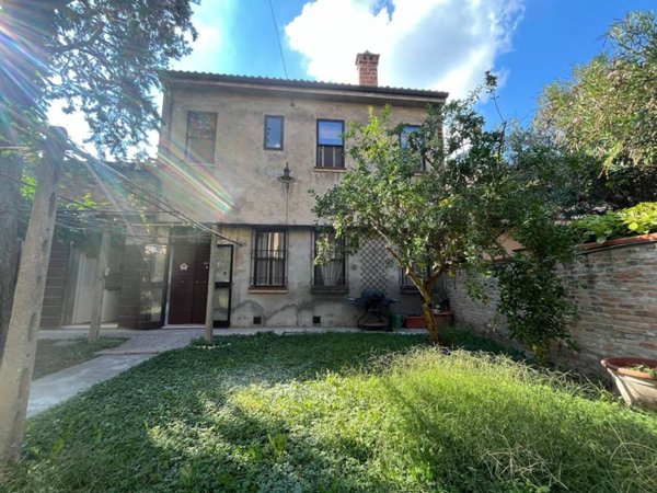 casa indipendente in vendita a Ferrara in zona Centro Storico