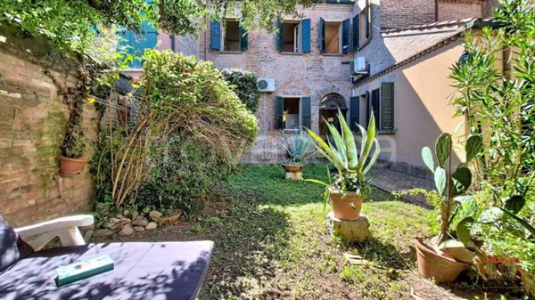 casa indipendente in vendita a Ferrara in zona Centro Storico
