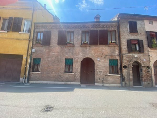 casa indipendente in vendita a Ferrara in zona Centro Storico