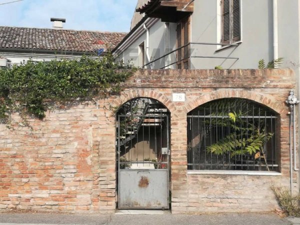casa indipendente in vendita a Ferrara in zona Centro Storico