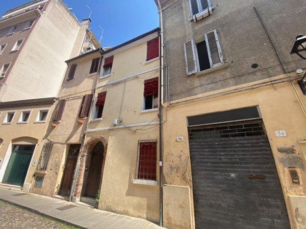 casa indipendente in vendita a Ferrara in zona Centro Storico