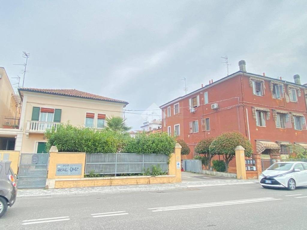 casa indipendente in vendita a Ferrara in zona Centro Storico