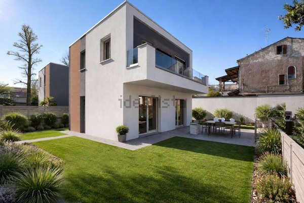 casa indipendente in vendita a Ferrara in zona Centro Storico