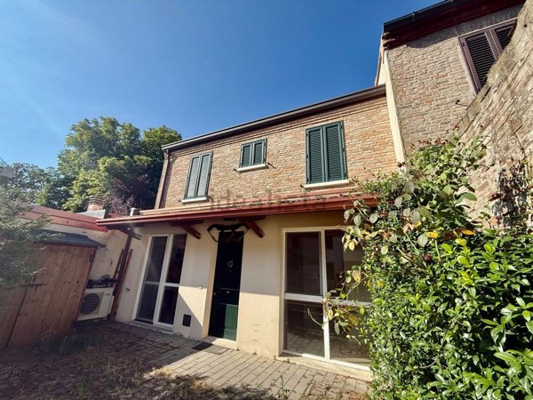 casa indipendente in vendita a Ferrara in zona Centro Storico