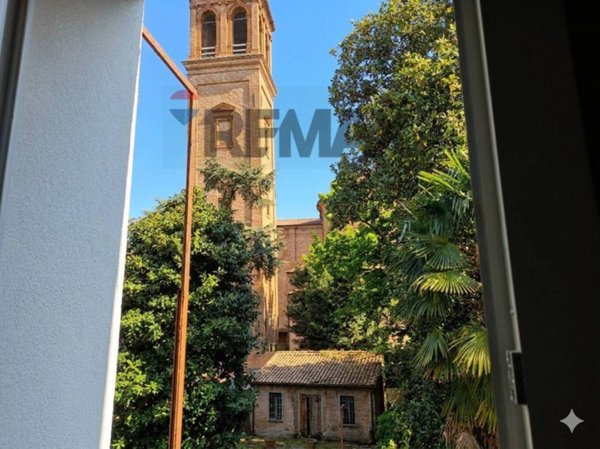 casa indipendente in vendita a Ferrara in zona Centro Storico