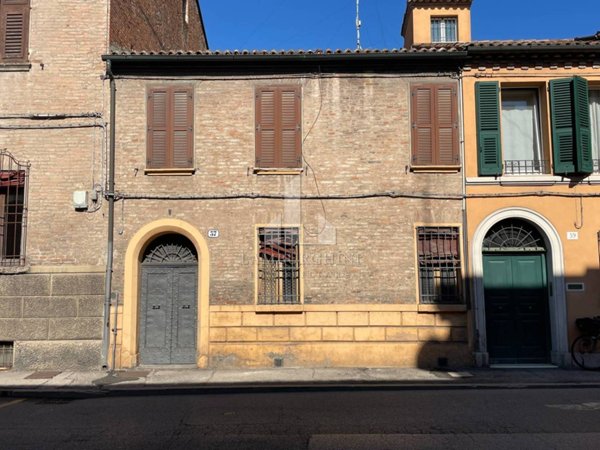 casa indipendente in vendita a Ferrara in zona Centro Storico