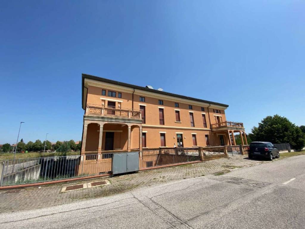 negozio in vendita a Jolanda di Savoia