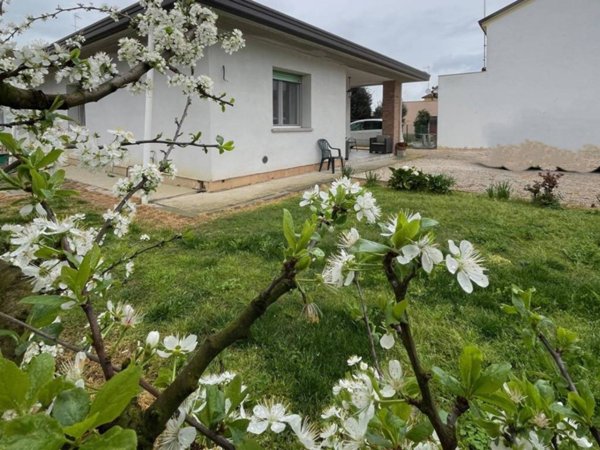 casa indipendente in vendita a Jolanda di Savoia