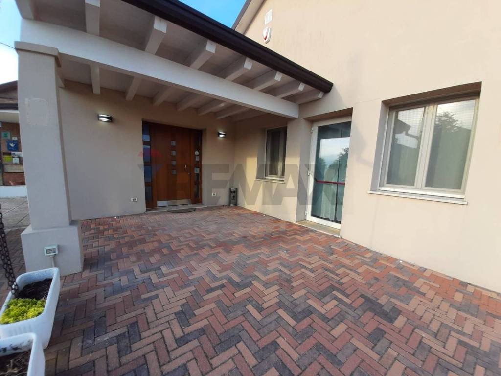 locale commerciale in vendita a Jolanda di Savoia