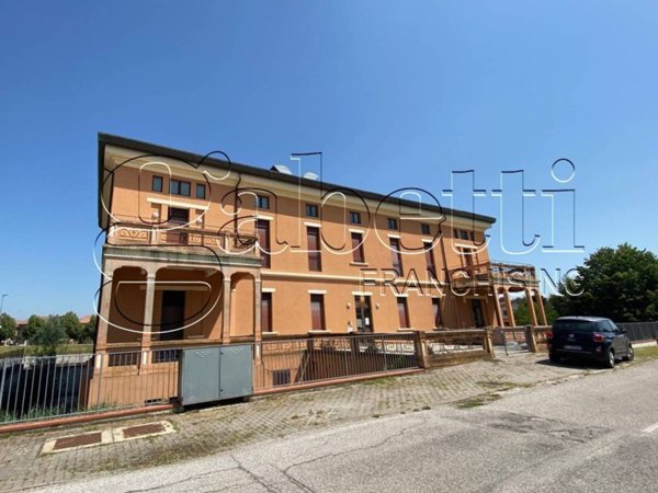 intera palazzina in vendita a Jolanda di Savoia