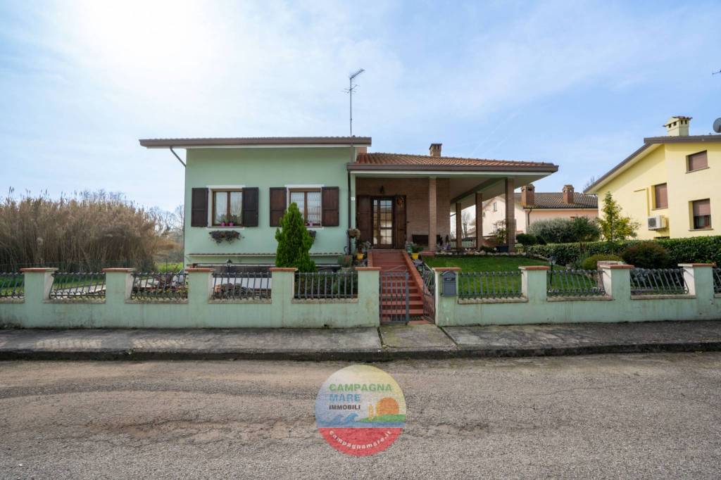 casa indipendente in vendita a Jolanda di Savoia