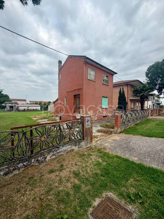 casa indipendente in vendita a Jolanda di Savoia