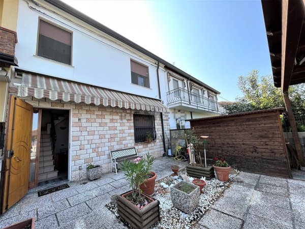 casa indipendente in vendita a Lagosanto