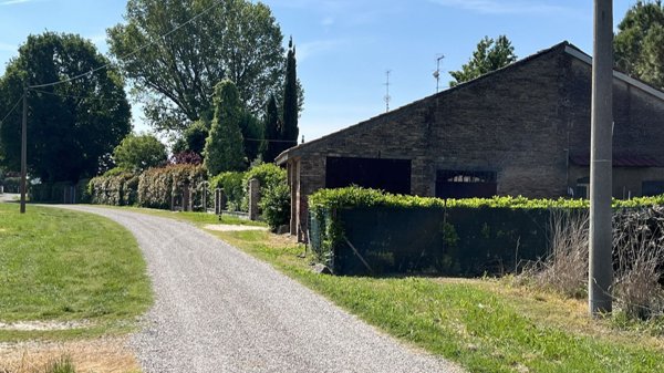 locale di sgombero in vendita a Masi Torello