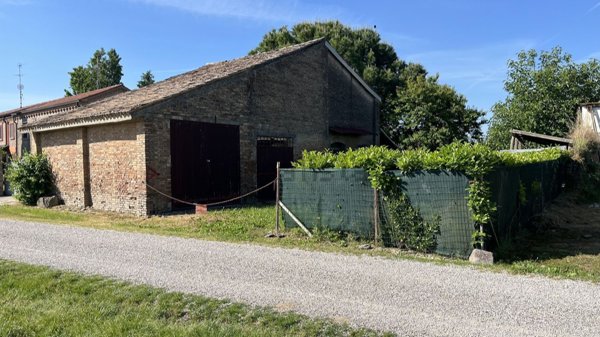 locale di sgombero in vendita a Masi Torello