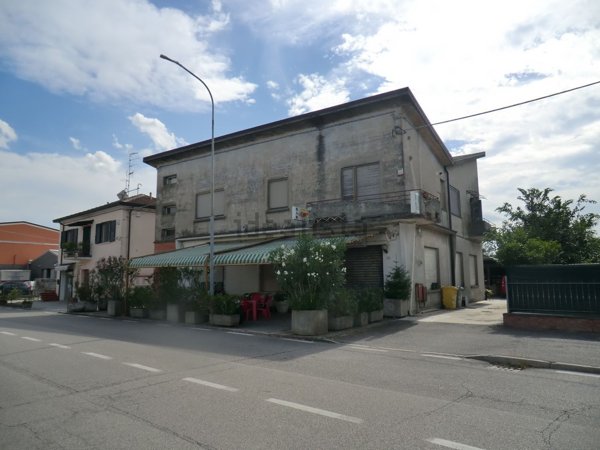 negozio in vendita a Masi Torello in zona Masi San Giacomo