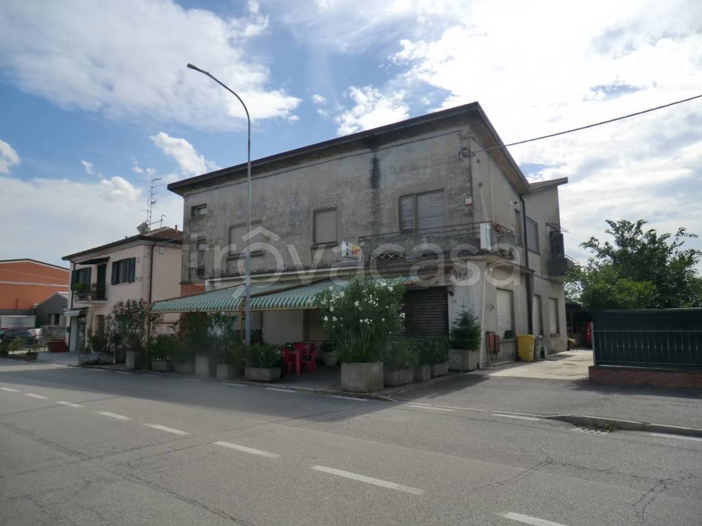 negozio in vendita a Masi Torello in zona Masi San Giacomo