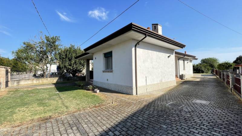 casa indipendente in vendita a Mesola in zona Ariano