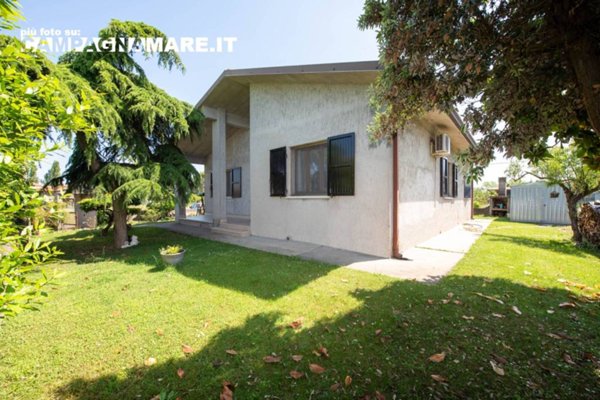 casa indipendente in vendita a Mesola in zona Monticelli