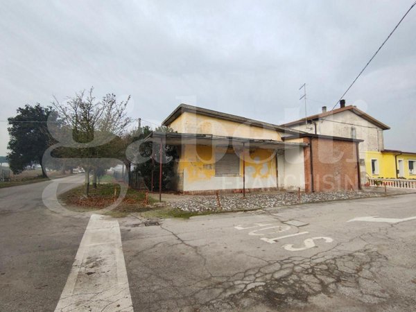 casa indipendente in vendita a Mesola in zona Santa Giustina