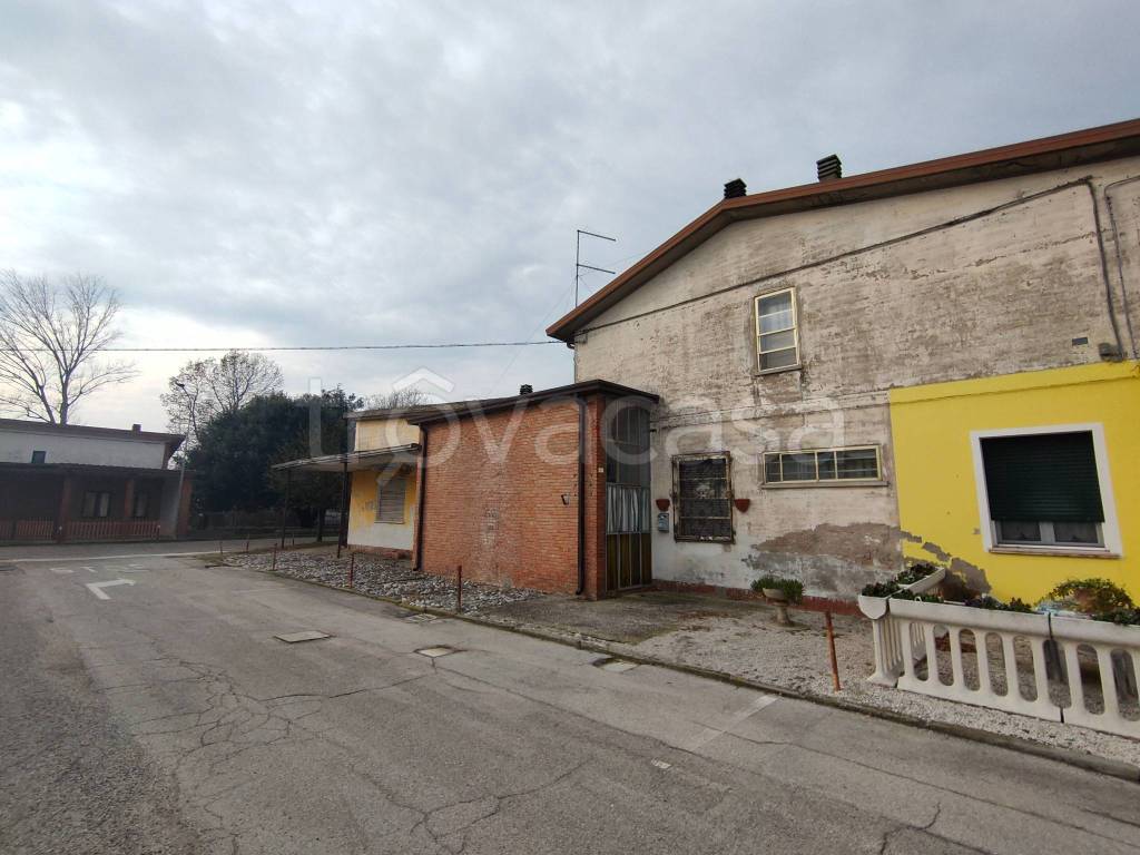 casa indipendente in vendita a Mesola in zona Santa Giustina