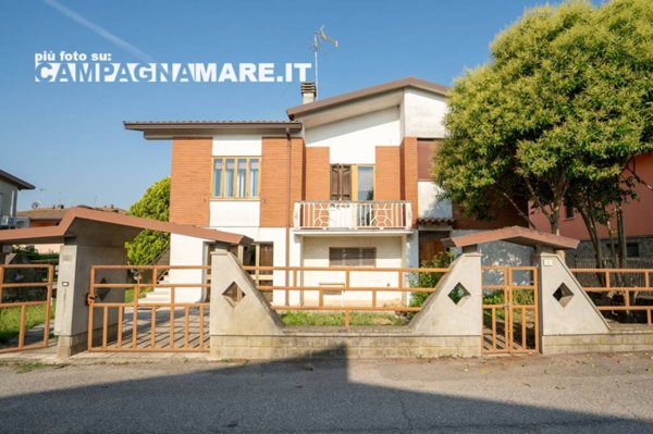 casa indipendente in vendita a Mesola in zona Ariano