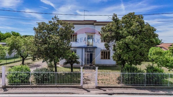 casa indipendente in vendita a Mesola in zona Monticelli