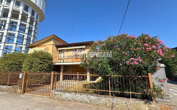 casa indipendente in vendita a Mesola in zona Ariano
