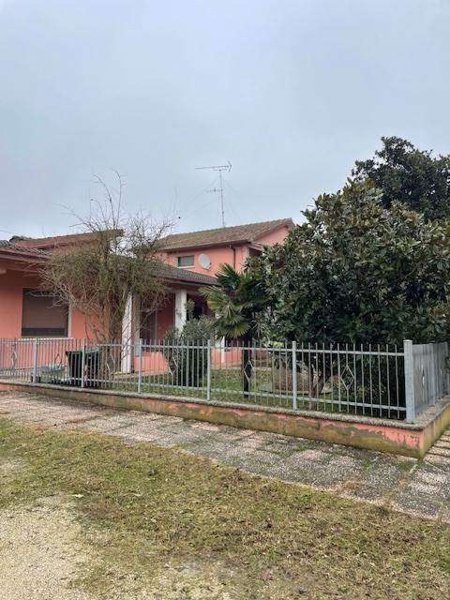 casa indipendente in vendita a Mesola in zona Ariano