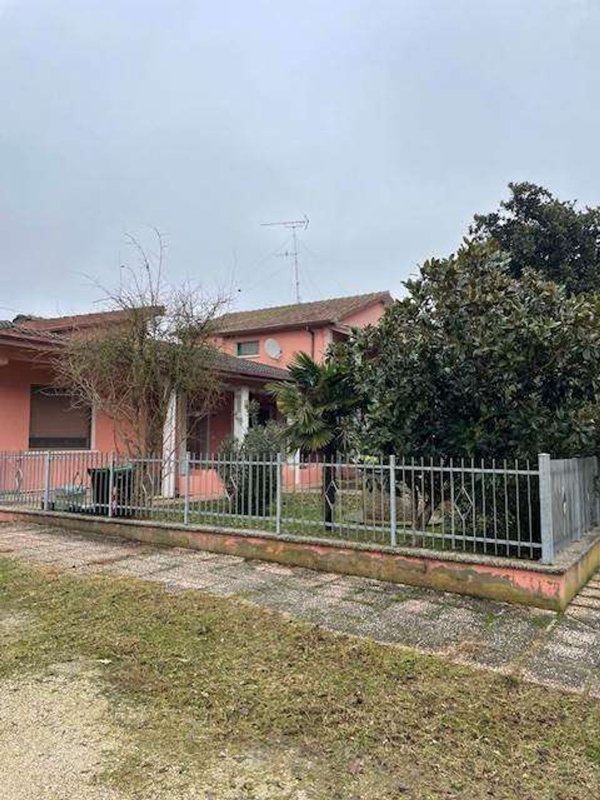 casa indipendente in vendita a Mesola in zona Ariano