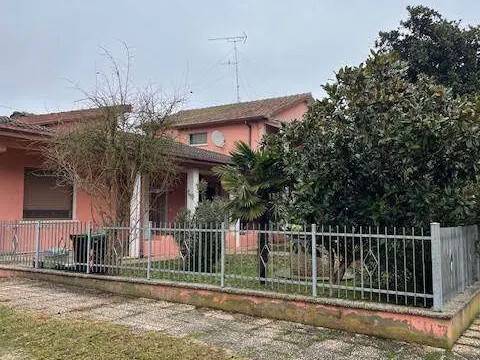 casa indipendente in vendita a Mesola in zona Ariano