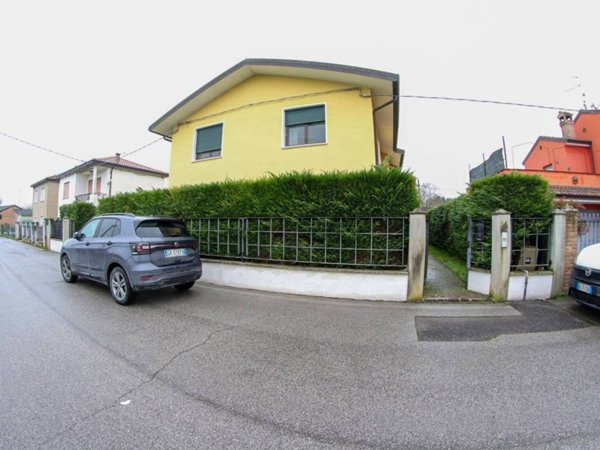 casa indipendente in vendita a Mesola in zona Ariano