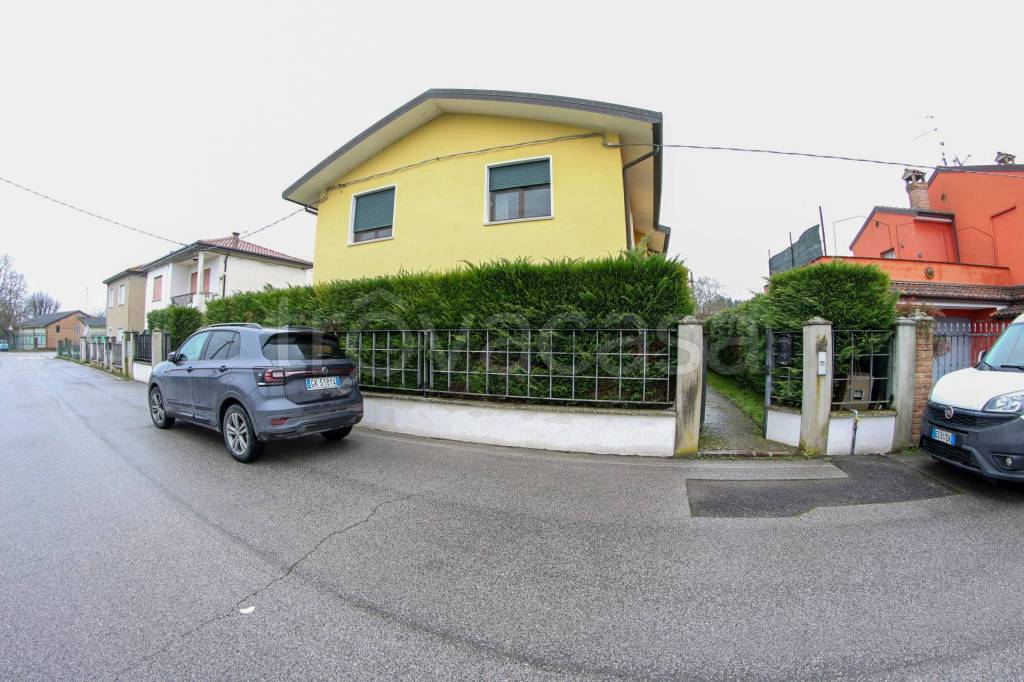 casa indipendente in vendita a Mesola in zona Ariano