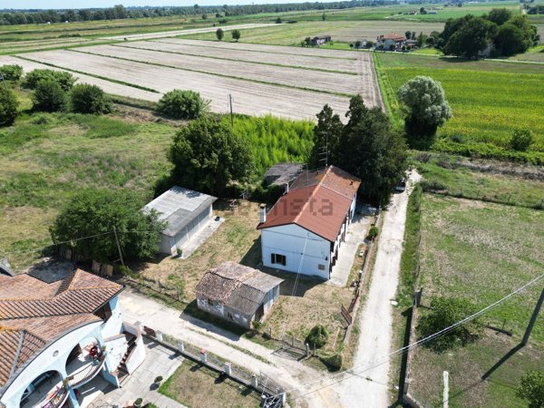 casa indipendente in vendita a Mesola in zona Monticelli