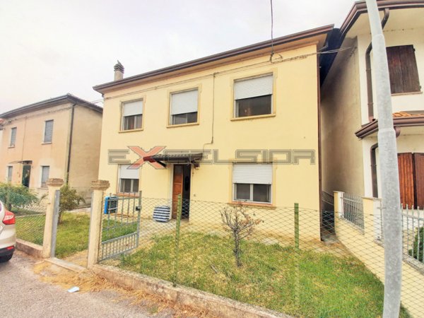 casa indipendente in vendita a Mesola in zona Ariano