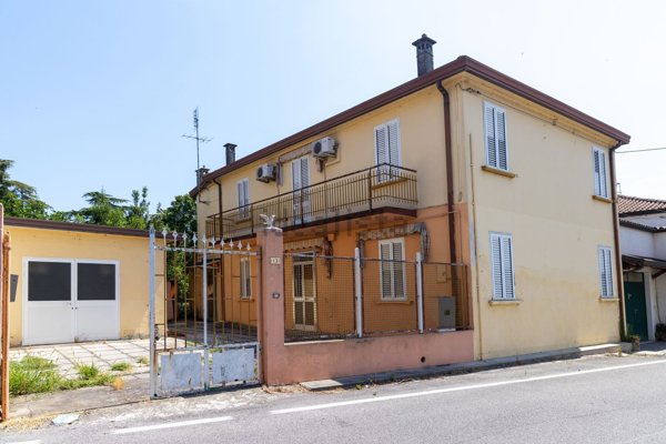 casa indipendente in vendita a Mesola in zona Ariano