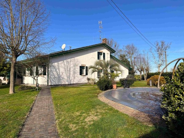 casa indipendente in vendita ad Ostellato in zona Rovereto