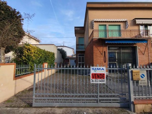 casa indipendente in vendita ad Ostellato in zona Dogato