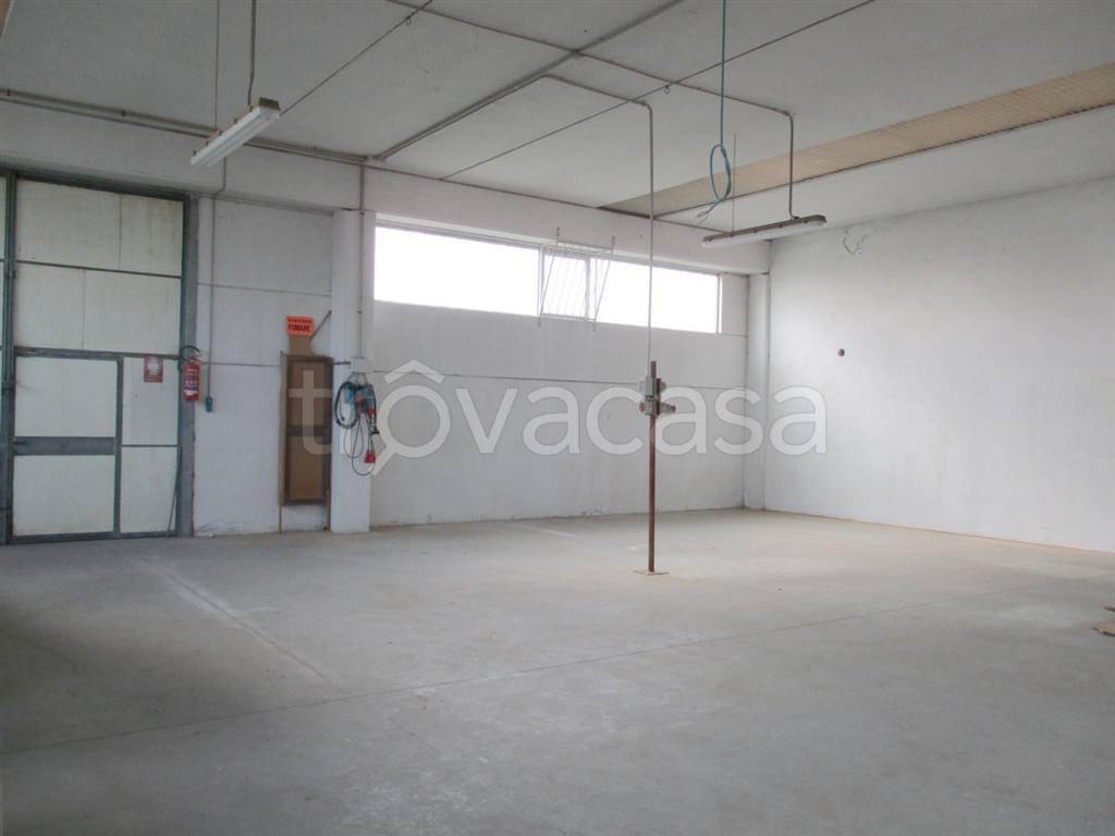 negozio in vendita ad Ostellato in zona Medelana