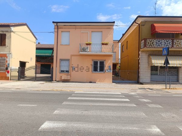 appartamento in vendita ad Ostellato in zona Rovereto