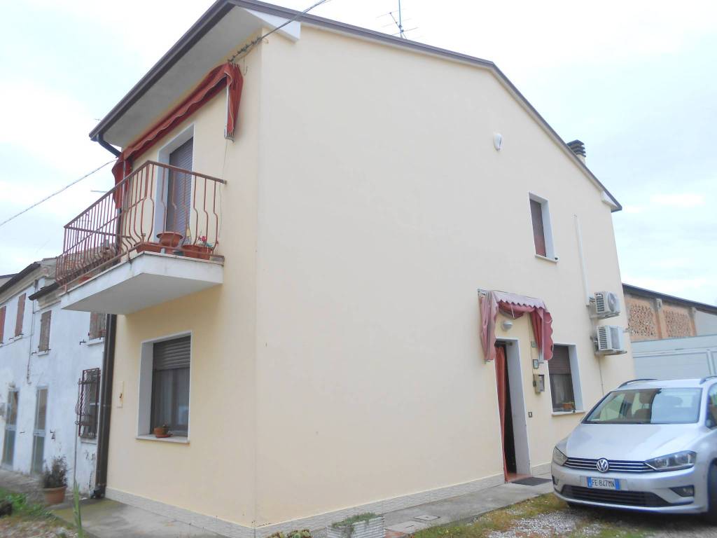 casa indipendente in vendita ad Ostellato in zona Rovereto