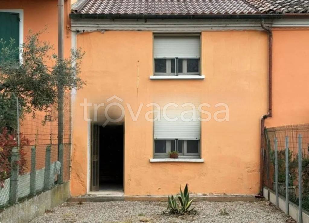 casa indipendente in vendita ad Ostellato in zona Dogato