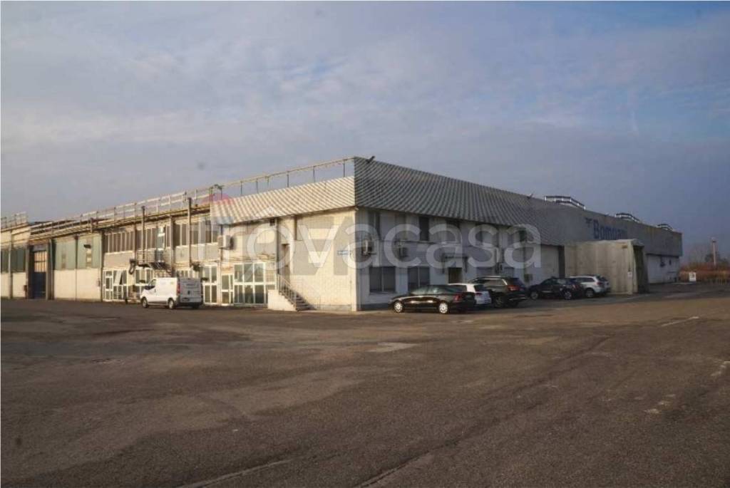 locale commerciale in vendita ad Ostellato