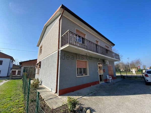 casa indipendente in vendita ad Ostellato in zona Rovereto